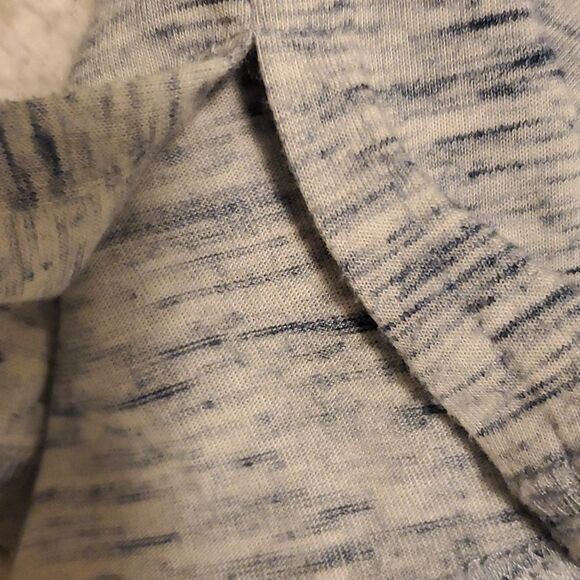 Women within gray top - Picture 4 of 7